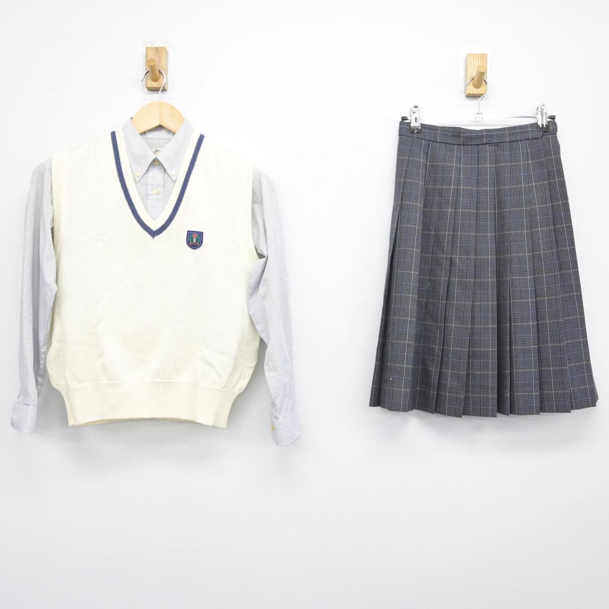 【中古】沖縄県 那覇国際高等学校 女子制服 3点（ニットベスト・シャツ・スカート）sf030465