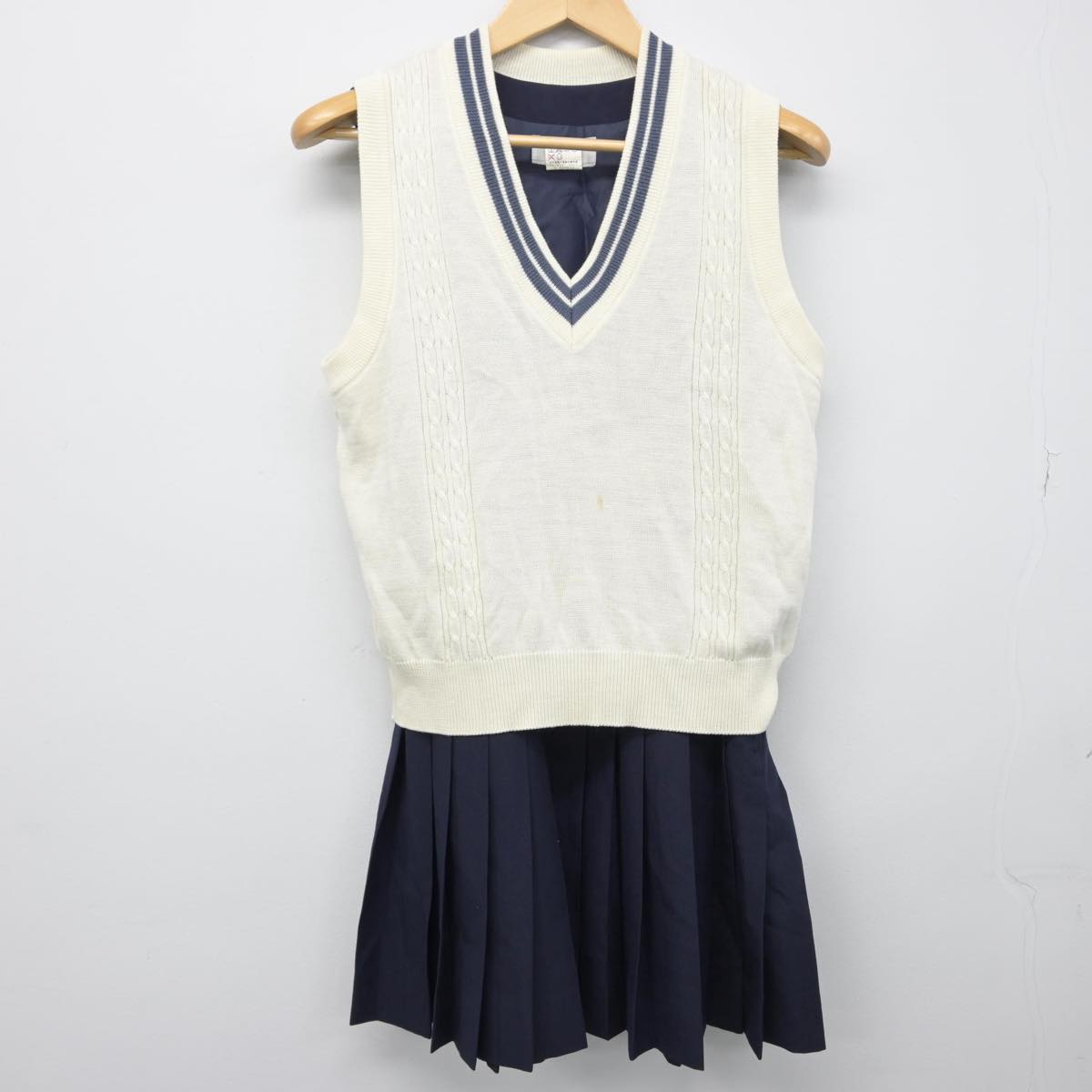 【中古】徳島県 阿波高等学校 女子制服 2点（ニットベスト・ジャンパースカート）sf030466