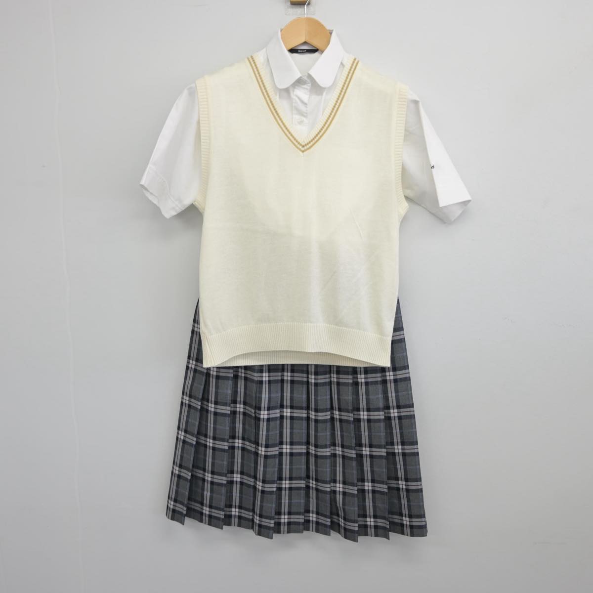 【中古】埼玉県 昌平高等学校 女子制服 3点（シャツ・ニットベスト・スカート）sf030529