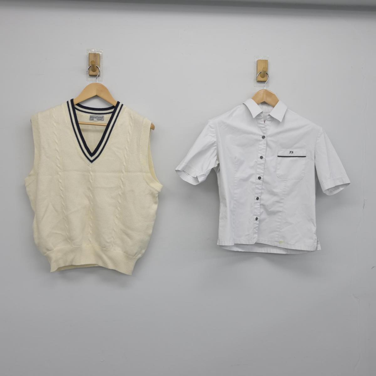 【中古】富山県 小杉高等学校 女子制服 2点（シャツ・ニットベスト）sf030595