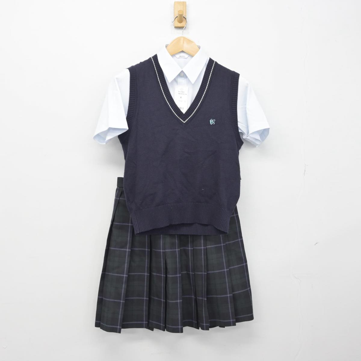 【中古】東京都 神田女学園高等学校 女子制服 3点（シャツ・ニットベスト・スカート）sf030611