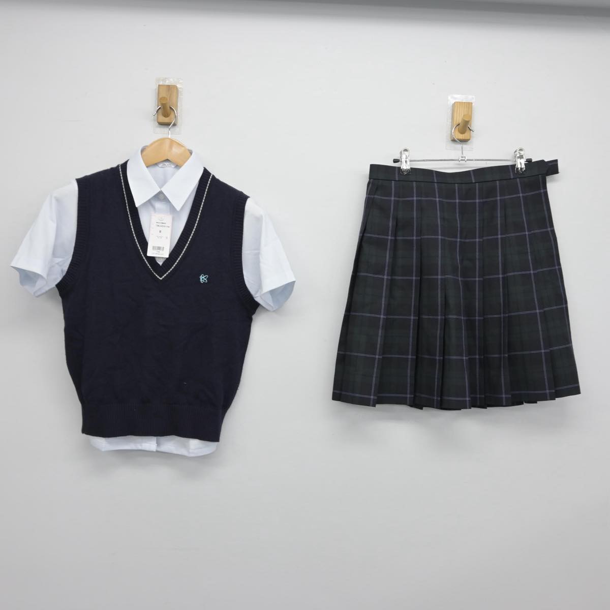 【中古】東京都 神田女学園高等学校 女子制服 3点（シャツ・ニットベスト・スカート）sf030611