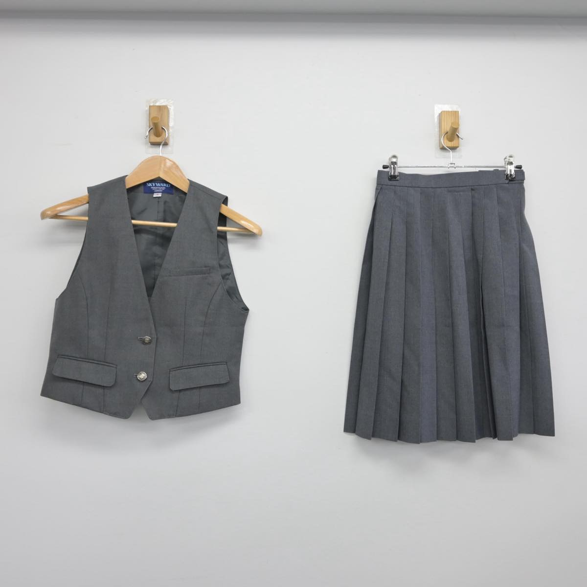 【中古】岡山県 津山東高等学校 女子制服 2点（ベスト・スカート）sf030631