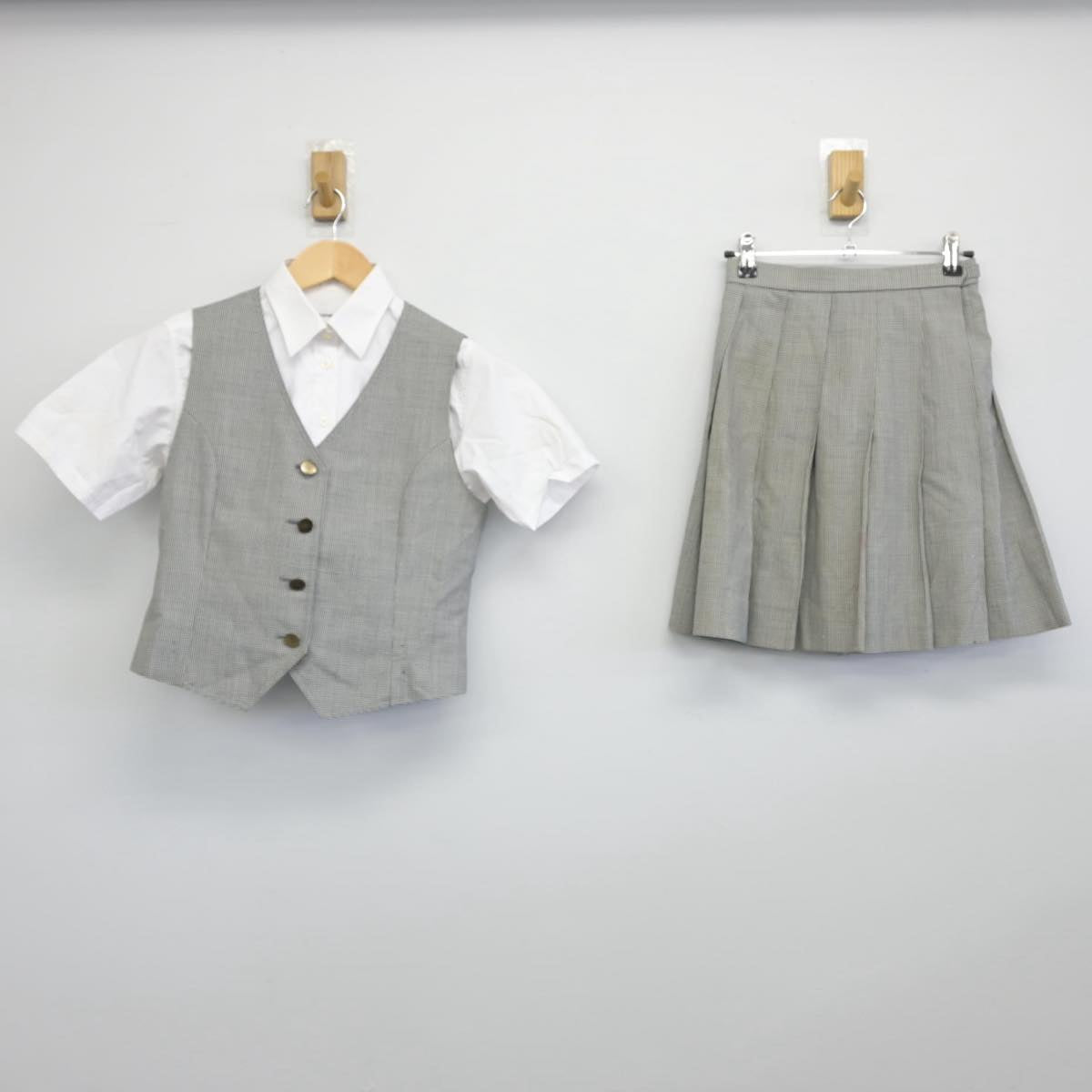 【中古】岡山県 岡山城東高等学校 女子制服 4点（ベスト・シャツ・スカート）sf030921