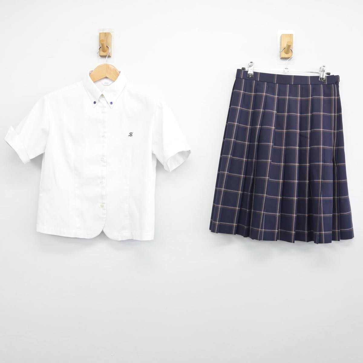 【中古】栃木県 作新学院高等学校 女子制服 2点（シャツ・スカート）sf031010