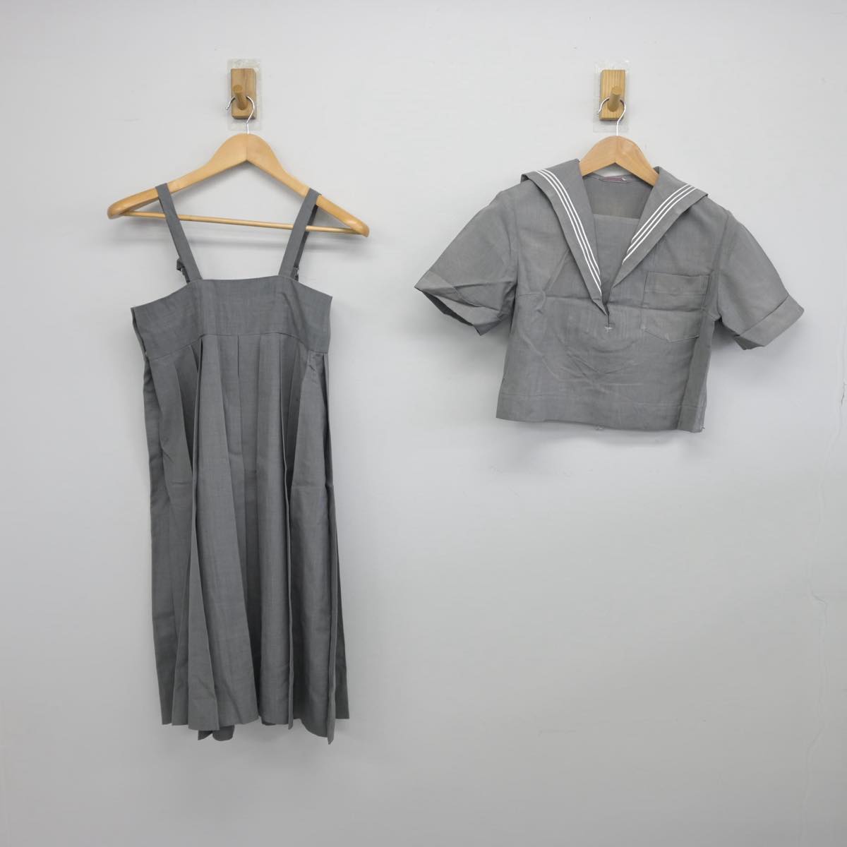 【中古】熊本県 熊本県立済々黌高等学校 女子制服 2点（セーラー服・スカート）sf031023