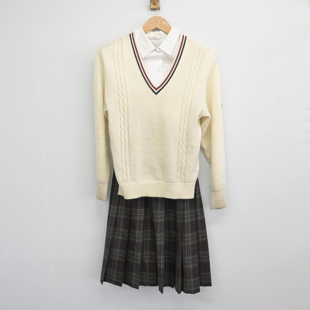 【中古】埼玉県 大宮商業高等学校 女子制服 3点（シャツ・ニット・スカート）sf031076