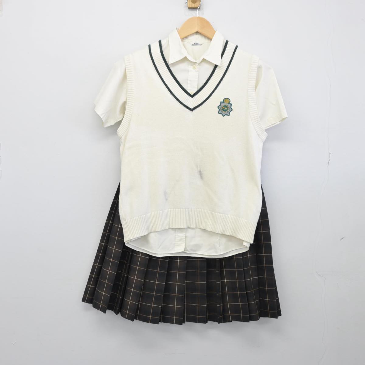 【中古】福岡県 九州産業大学付属九州高等学校 女子制服 4点（シャツ・ニットベスト・スカート）sf031177