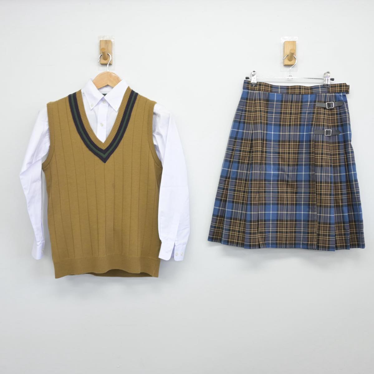 【中古】岡山県 学芸館高等学校 女子制服 4点（ニットベスト・シャツ・スカート）sf031238