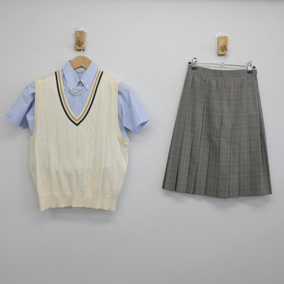 【中古】岐阜県 大垣桜高等学校 女子制服 3点（ニットベスト・シャツ・スカート）sf031244