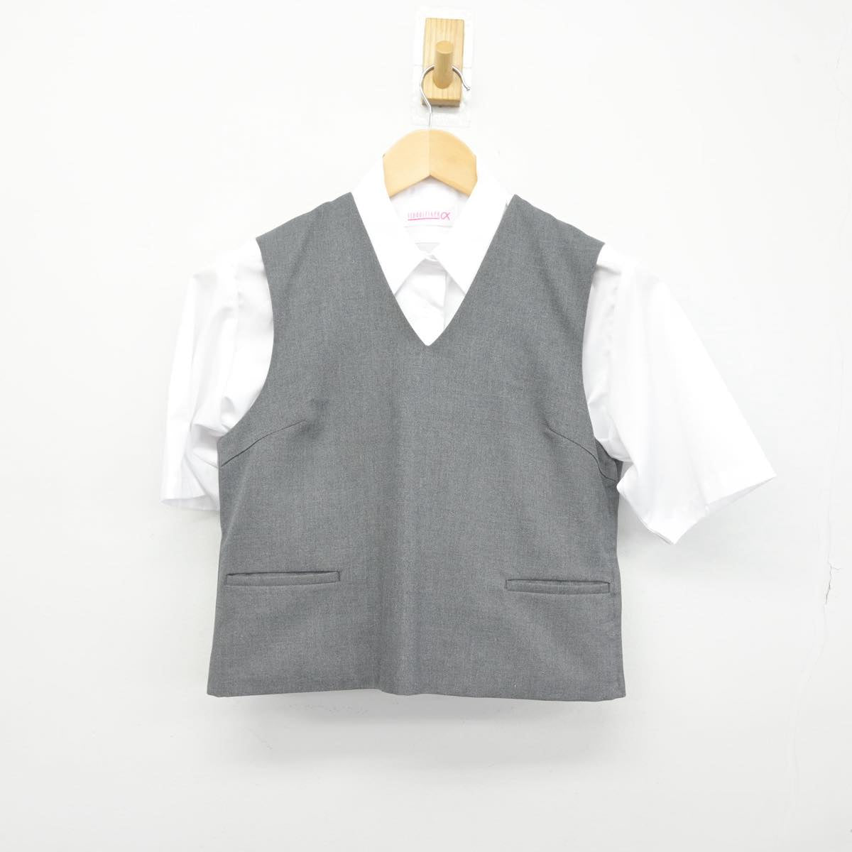 【中古】北海道 稲陵中学校 女子制服 2点（ベスト・シャツ）sf031295