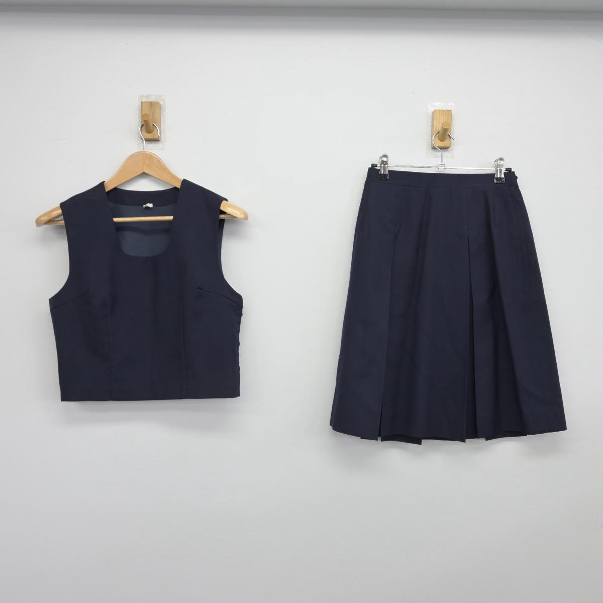 【中古】東京都 普連土学園中学校 女子制服 2点（ベスト・スカート）sf031323