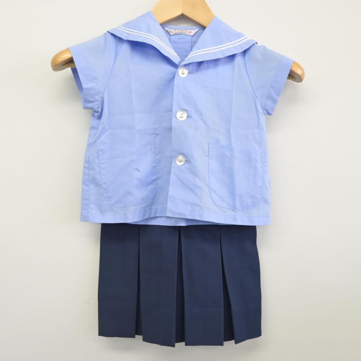 【中古】 学校名不明 女子制服 2点（セーラー服・スカート）sf031452