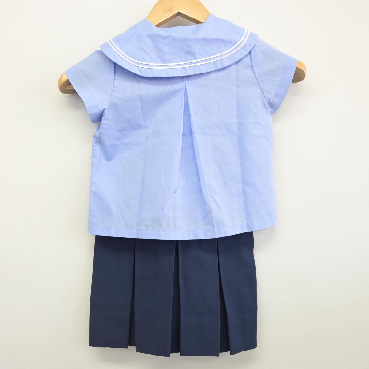 【中古】 学校名不明 女子制服 2点（セーラー服・スカート）sf031452