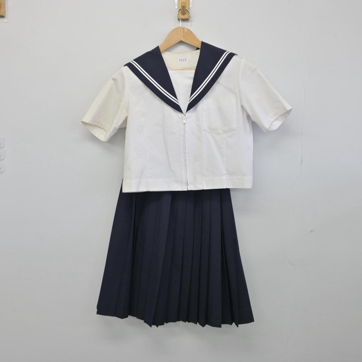 【中古】愛知県 長久手中学校 女子制服 2点（セーラー服・スカート）sf031492