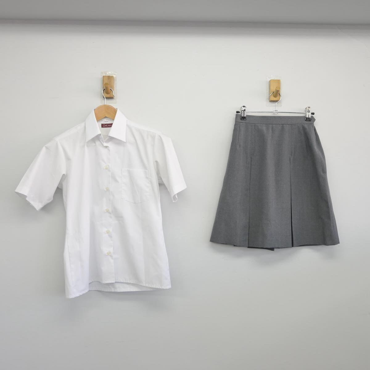 【中古】東京都 日比谷高等学校 女子制服 2点（シャツ・スカート）sf031550