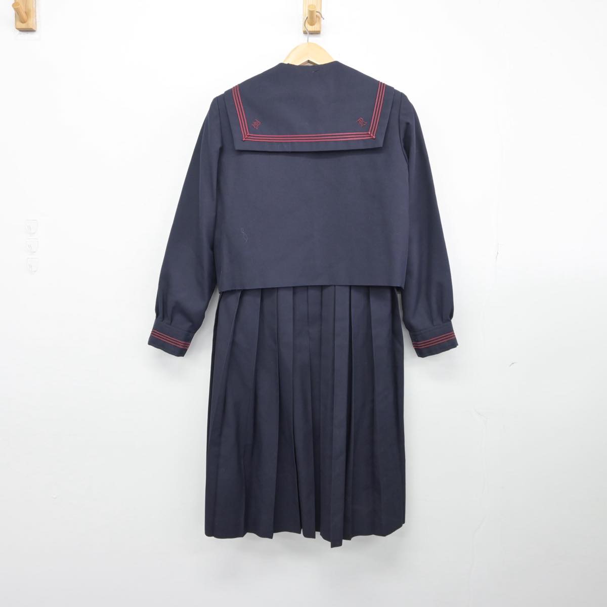 【中古】東京都 両国中学校 女子制服 2点（セーラー服・ジャンパースカート）sf031679