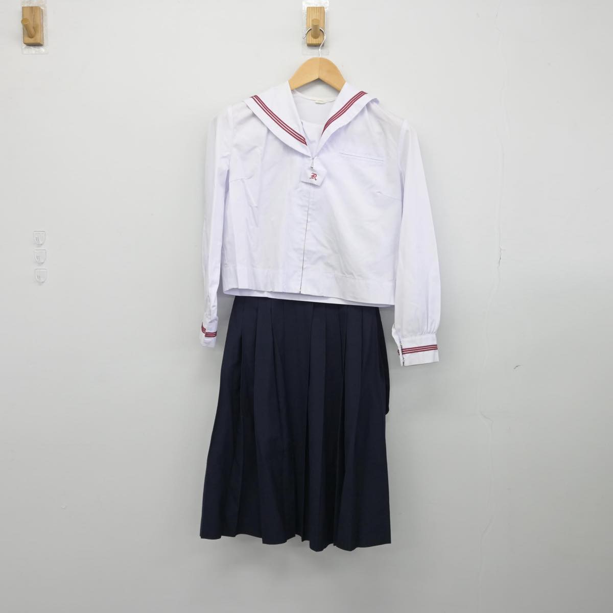 【中古】東京都 両国中学校 女子制服 3点（セーラー服・スカート）sf031680