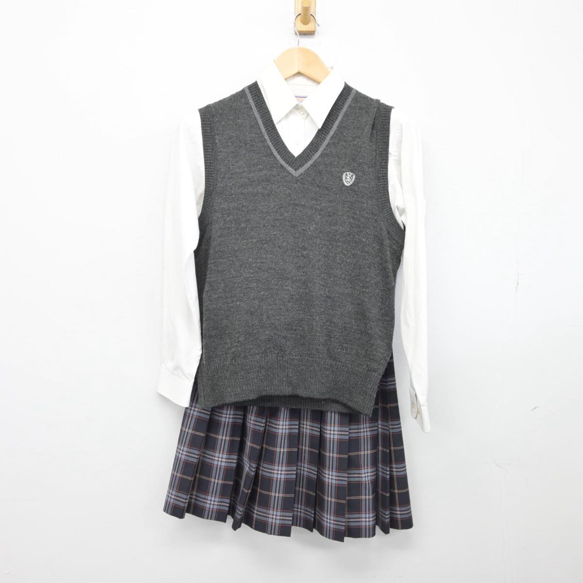 【中古】埼玉県 埼玉栄高等学校 女子制服 3点（ニットベスト・シャツ・スカート）sf031721