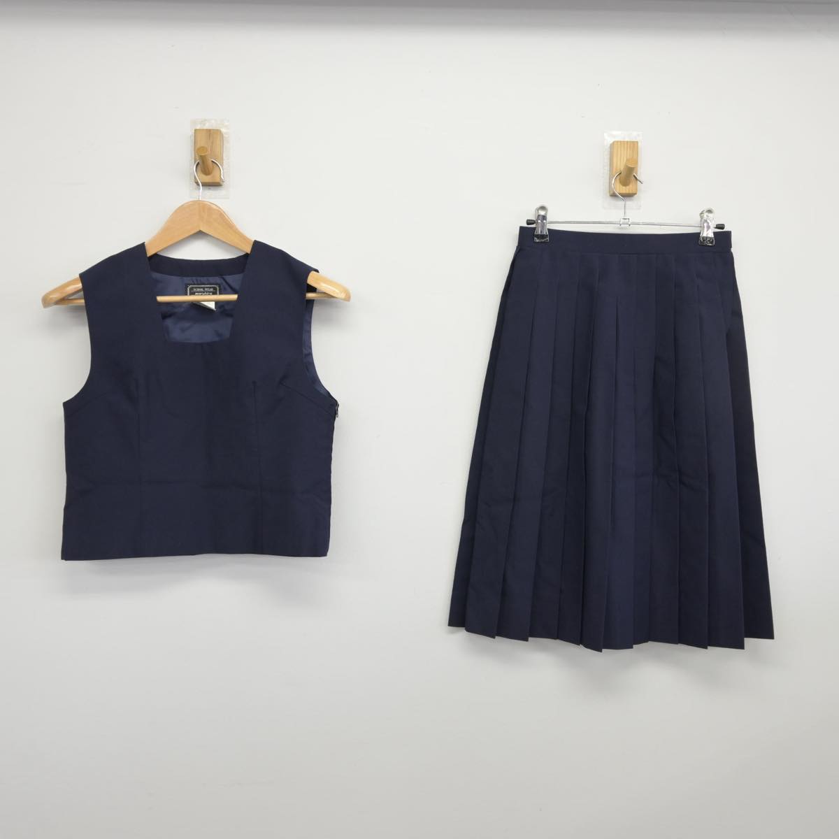 【中古】埼玉県 蕨第一中学校 女子制服 2点（ベスト・スカート）sf031735