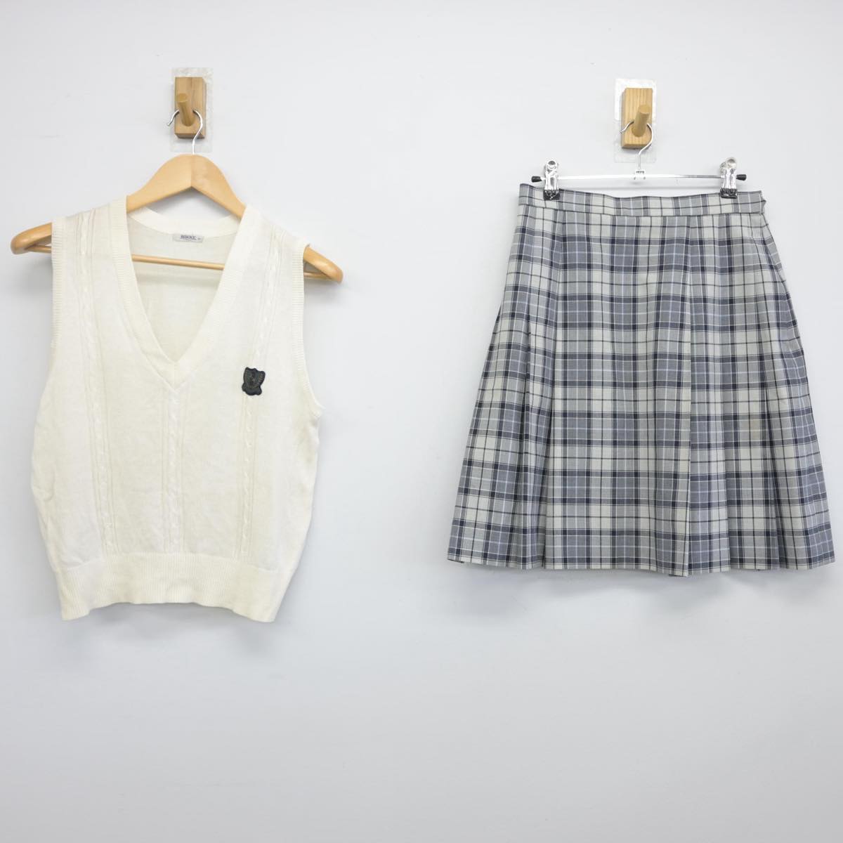 【中古】東京都 錦城高等学校 女子制服 2点（ニットベスト・スカート）sf031795