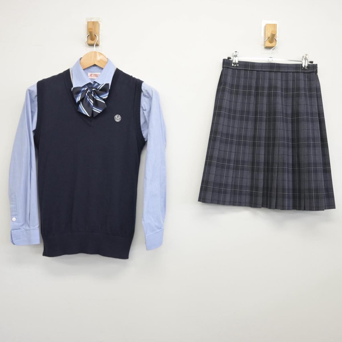 【中古】東京都 朋優学院高等学校 女子制服 4点（ニットベスト・シャツ・スカート）sf031821