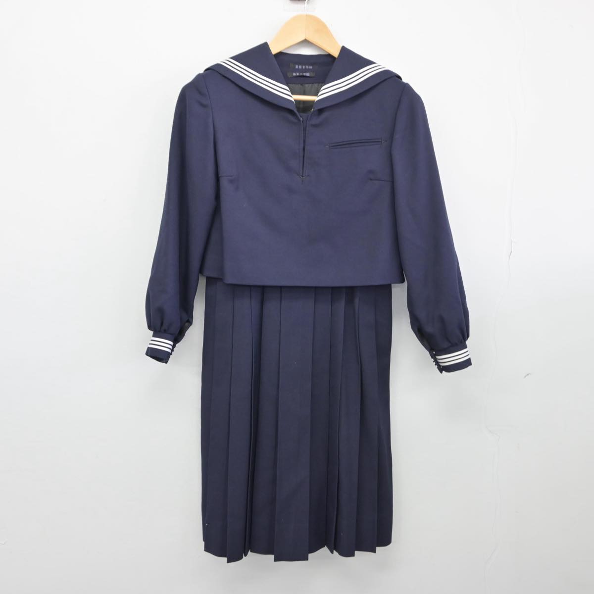 【中古】福岡県 筑紫女学園高等学校 女子制服 2点（セーラー服・ジャンパースカート）sf031847