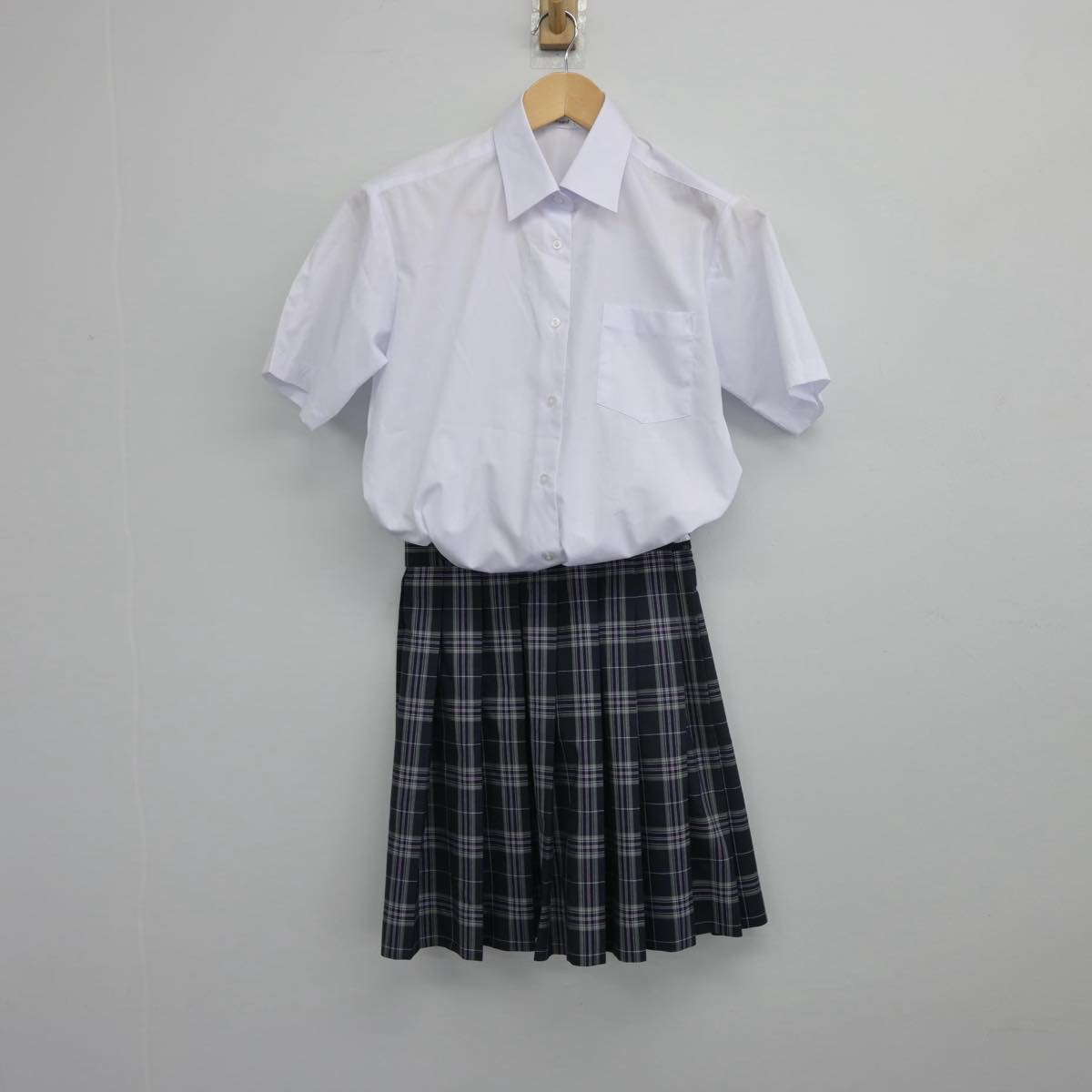 【中古】北海道 N高等学校 女子制服 2点（シャツ・スカート）sf031880