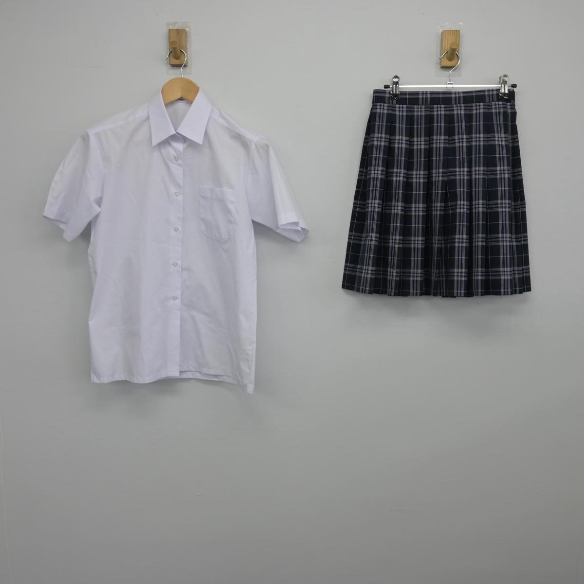 【中古】北海道 N高等学校 女子制服 2点（シャツ・スカート）sf031880