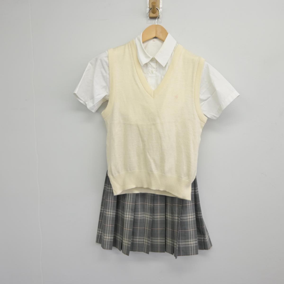 【中古】東京都 淑徳高等学校 女子制服 3点（シャツ・ニットベスト・スカート）sf031911