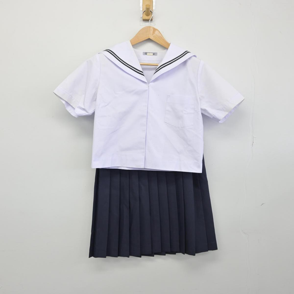 【中古】 学校名不明 女子制服 2点（セーラー服・スカート）sf032030