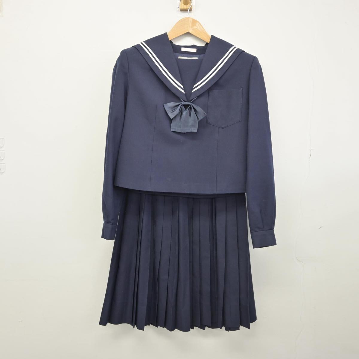 【中古】 学校名不明 女子制服 3点（セーラー服・スカート）sf032031