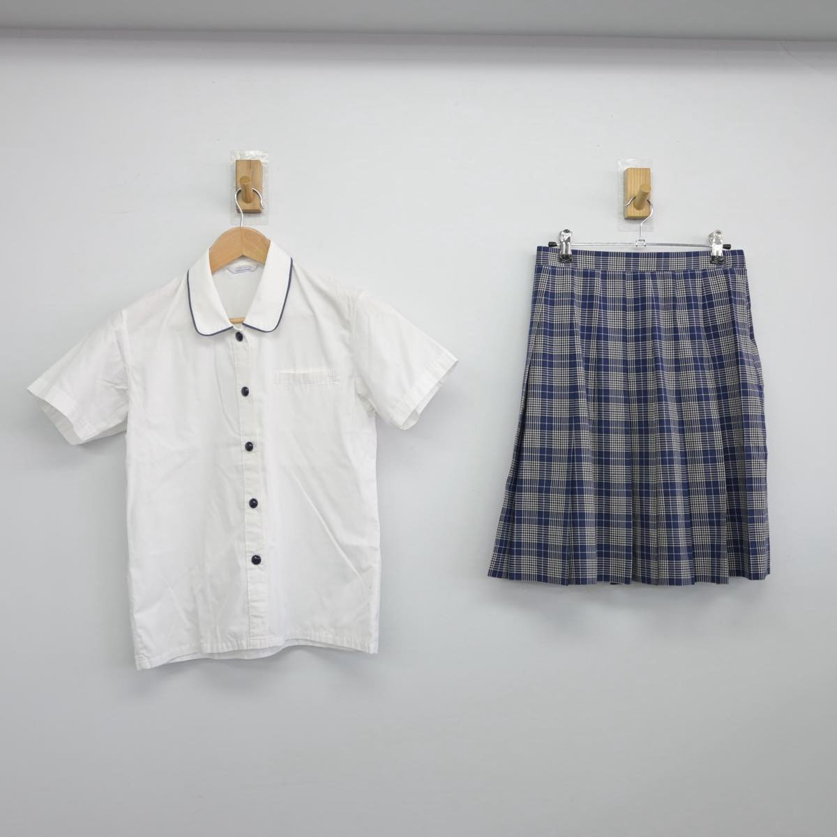 【中古】東京都 千代田女学園高等学校 女子制服 2点（シャツ・スカート）sf032051