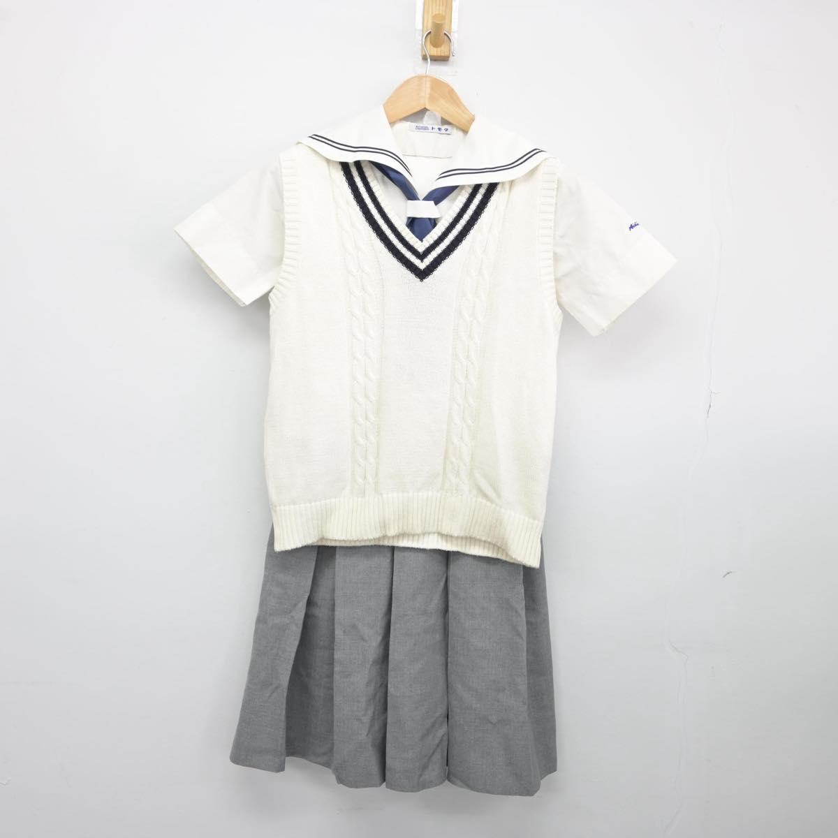 【中古】 折尾愛真高等学校 女子制服 5点（ニットベスト・セーラー服・セーラー服・スカート）sf032075