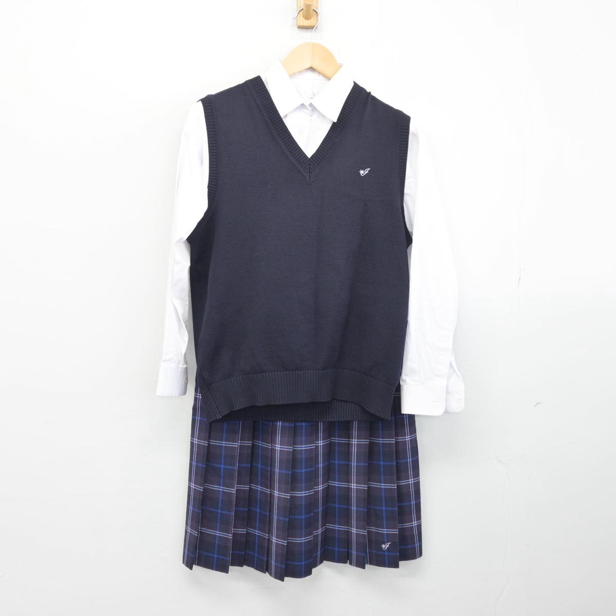 【中古】神奈川県 伊勢原高等学校 女子制服 3点（シャツ・ニットベスト・スカート）sf032130