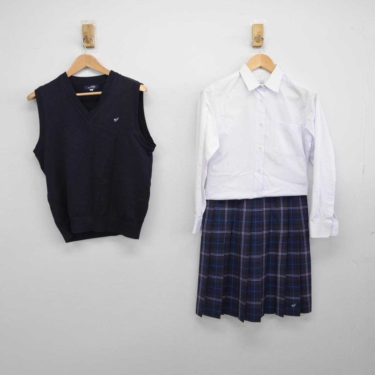 【中古】神奈川県 伊勢原高等学校 女子制服 3点（シャツ・ニットベスト・スカート）sf032130