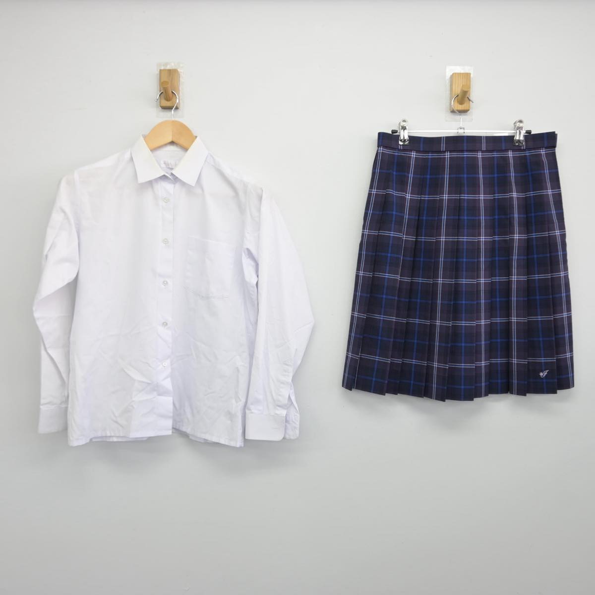 【中古】神奈川県 伊勢原高等学校 女子制服 3点（シャツ・ニットベスト・スカート）sf032130