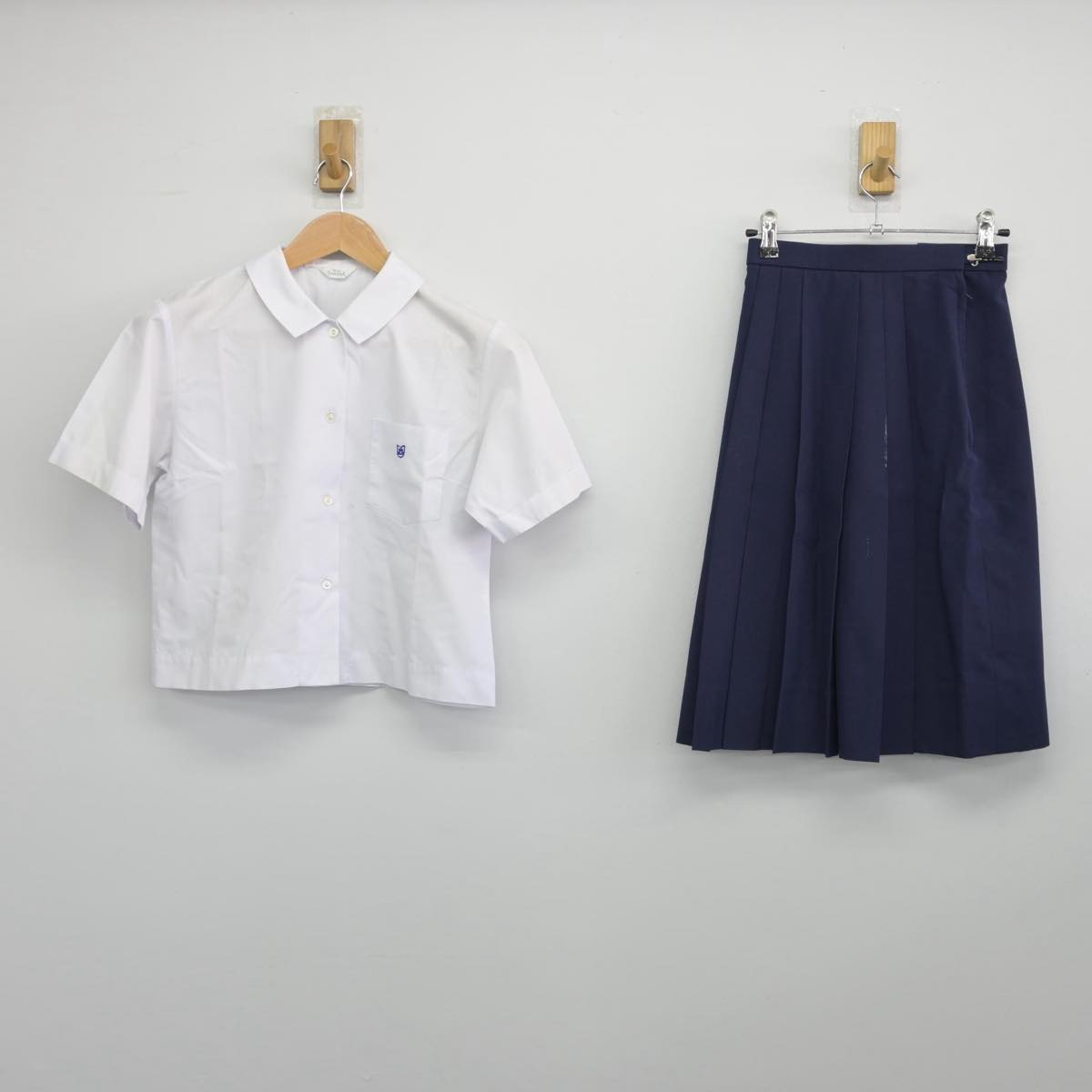 【中古】高知県 高知市立旭中学校 女子制服 2点（シャツ・スカート）sf032150