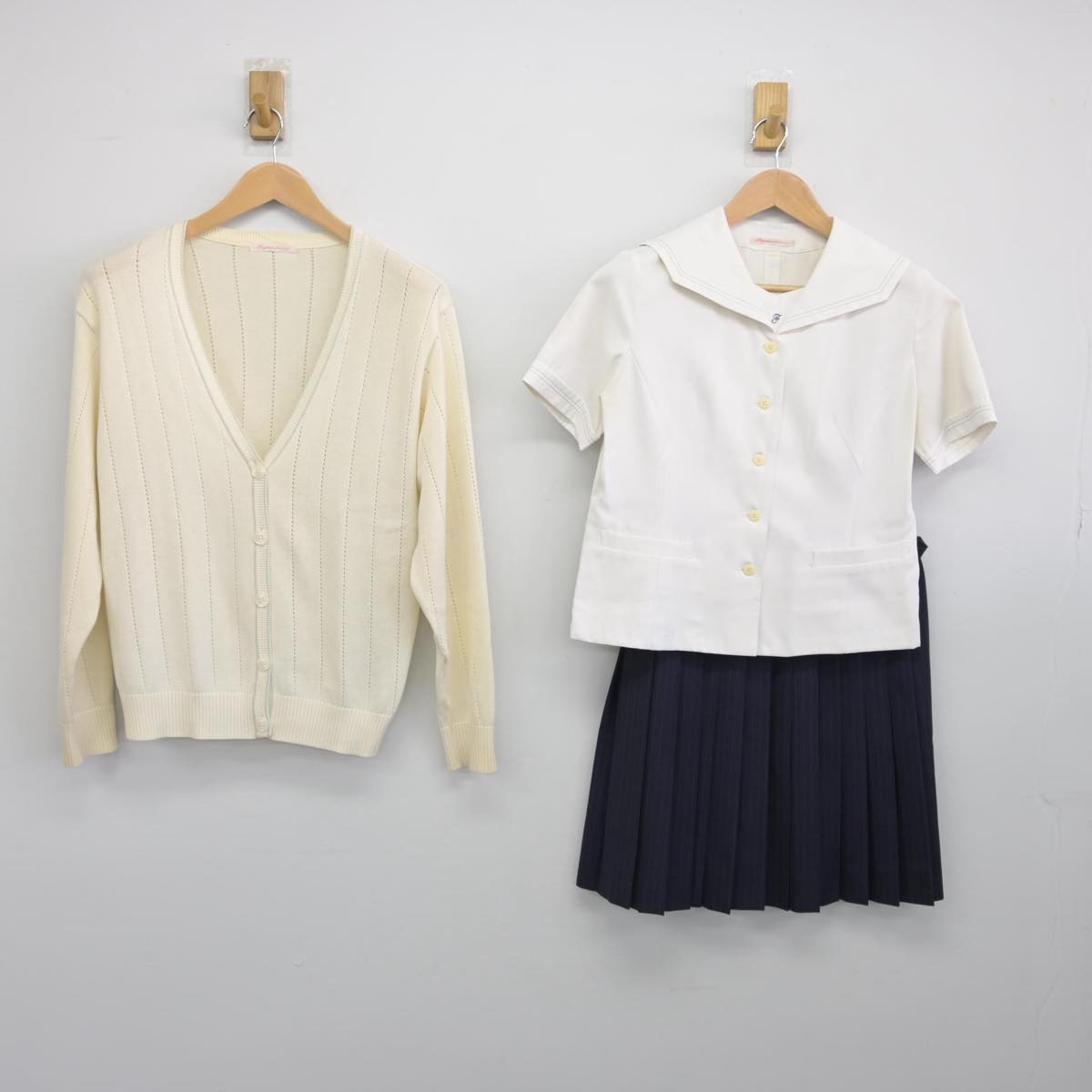 【中古】愛知県 藤ノ花女子高等学校 女子制服 3点（セーラー服・ニット・スカート）sf032158