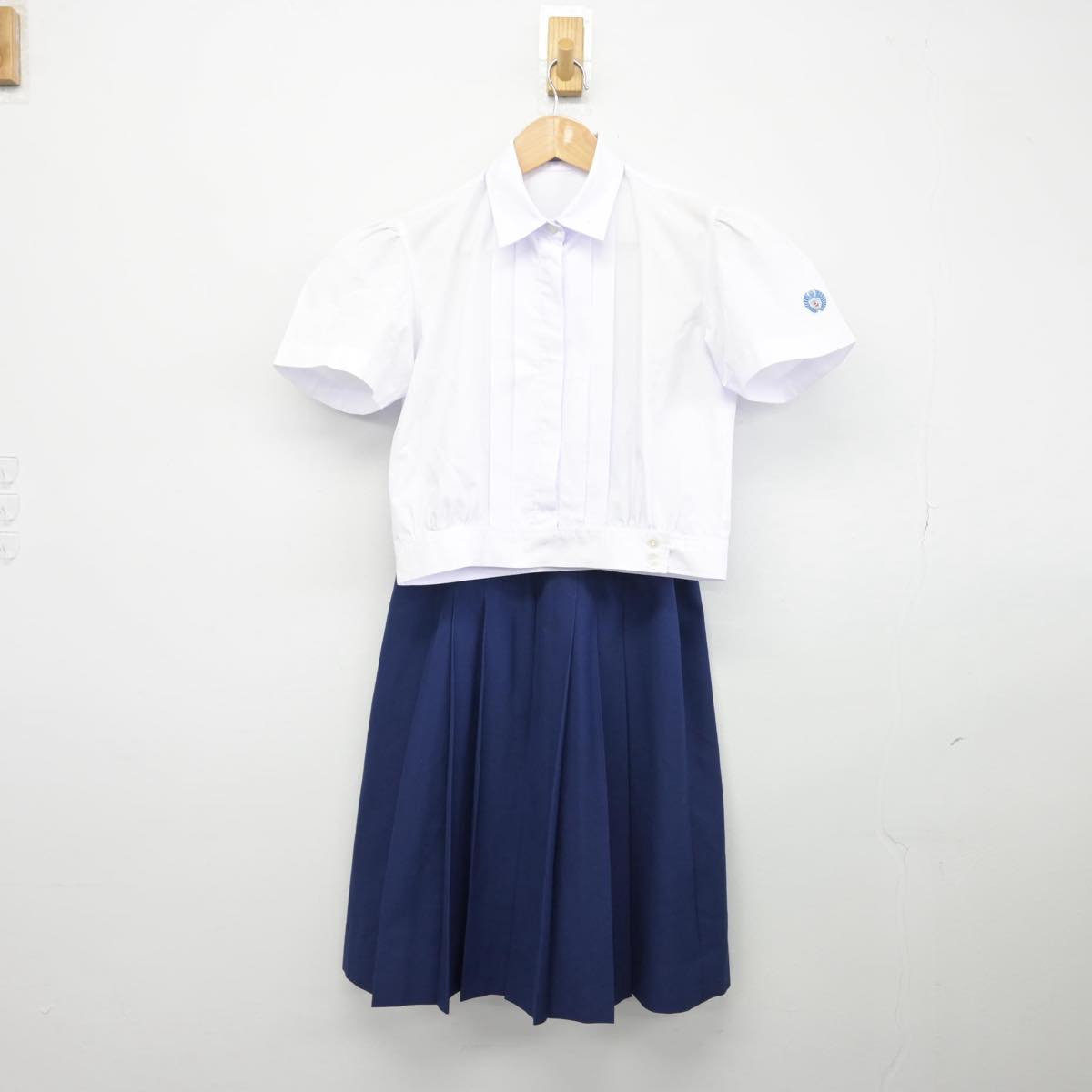 【中古】大阪府 四天王寺高等学校 女子制服 3点（シャツ・スカート）sf032167