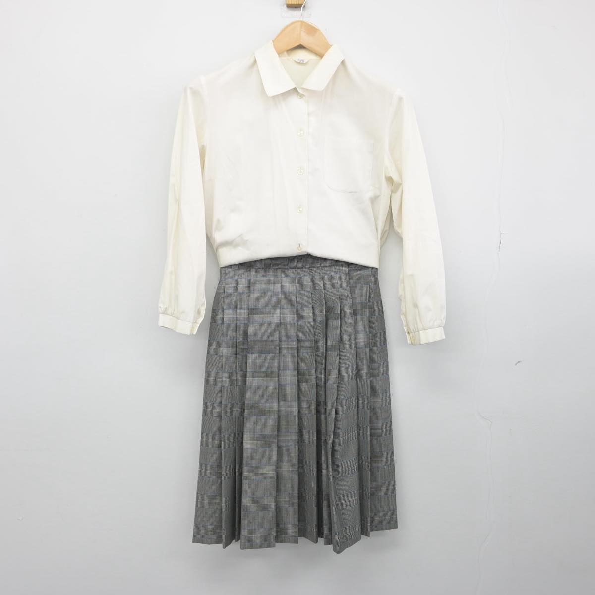 【中古】埼玉県 戸塚西中学校 女子制服 2点（シャツ・スカート）sf032227