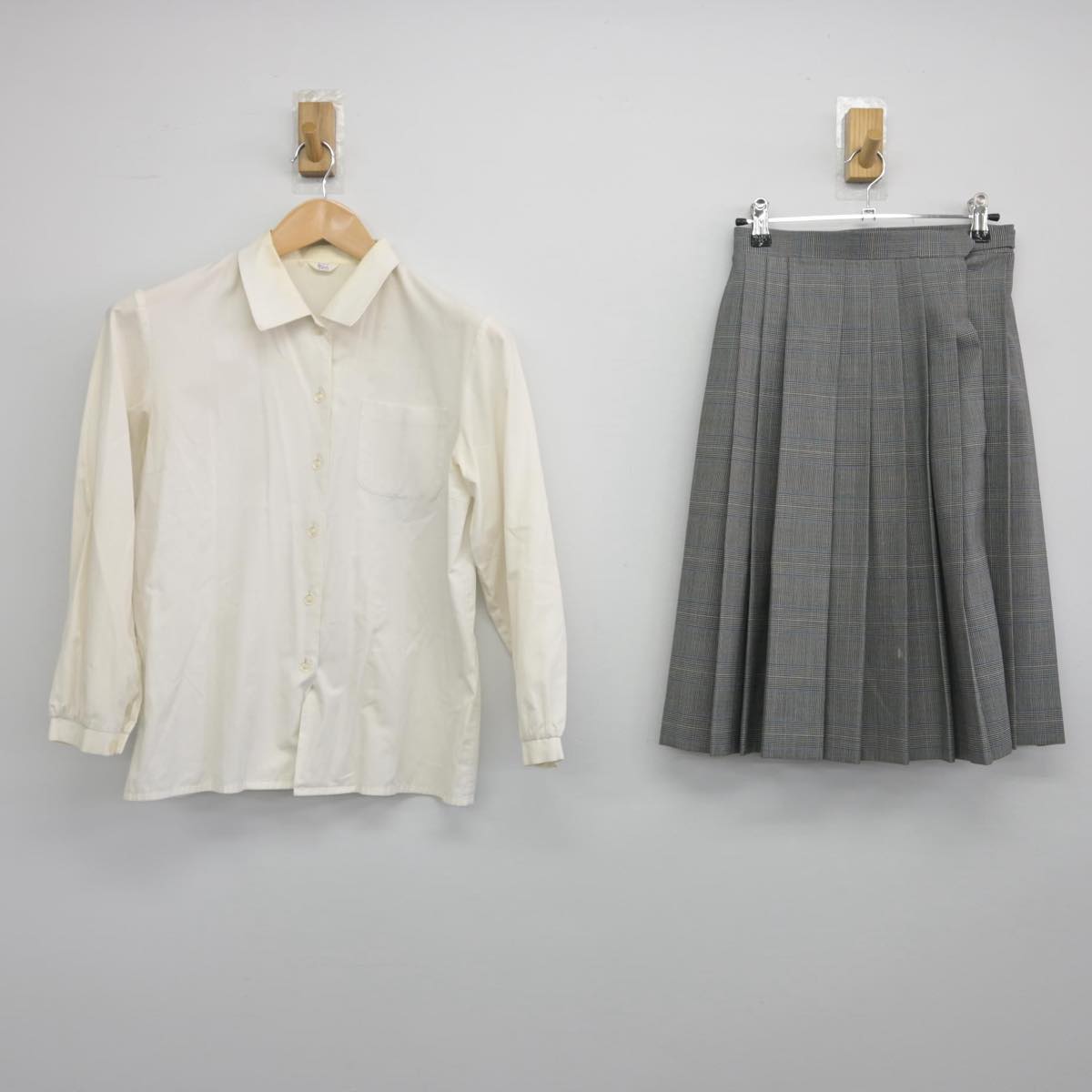 【中古】埼玉県 戸塚西中学校 女子制服 2点（シャツ・スカート）sf032227