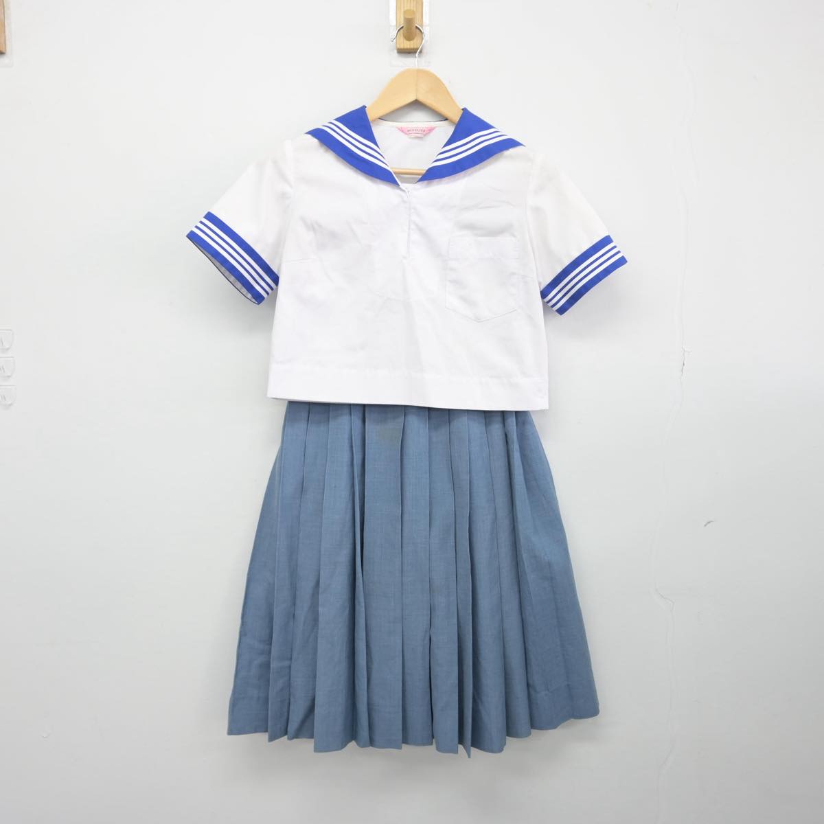 【中古】茨城県 三和中学校 女子制服 2点（セーラー服・スカート）sf032240