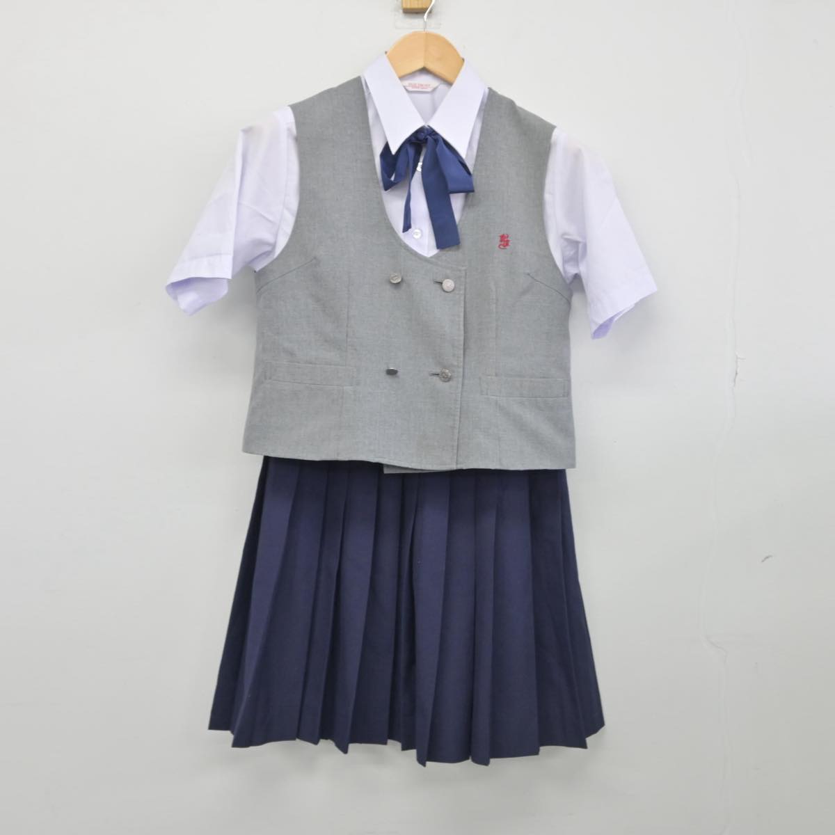 【中古】茨城県 勝田第一中学校 女子制服 4点（ベスト・シャツ・スカート）sf032274