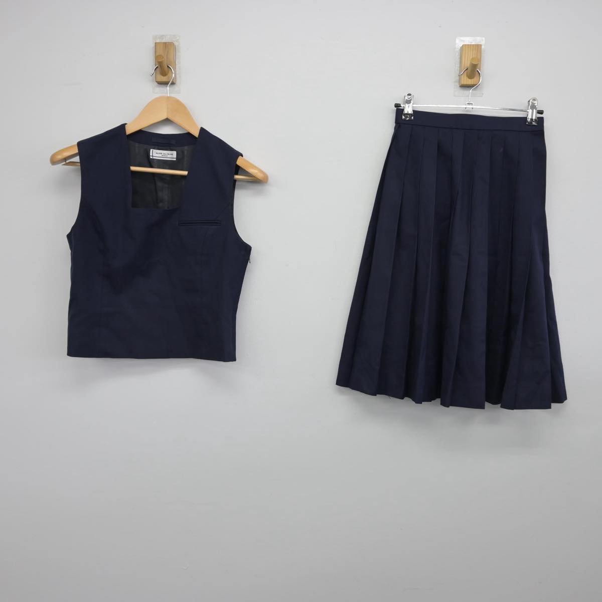 【中古】北海道 札幌市立陵陽中学校 女子制服 2点（ベスト・スカート）sf032343