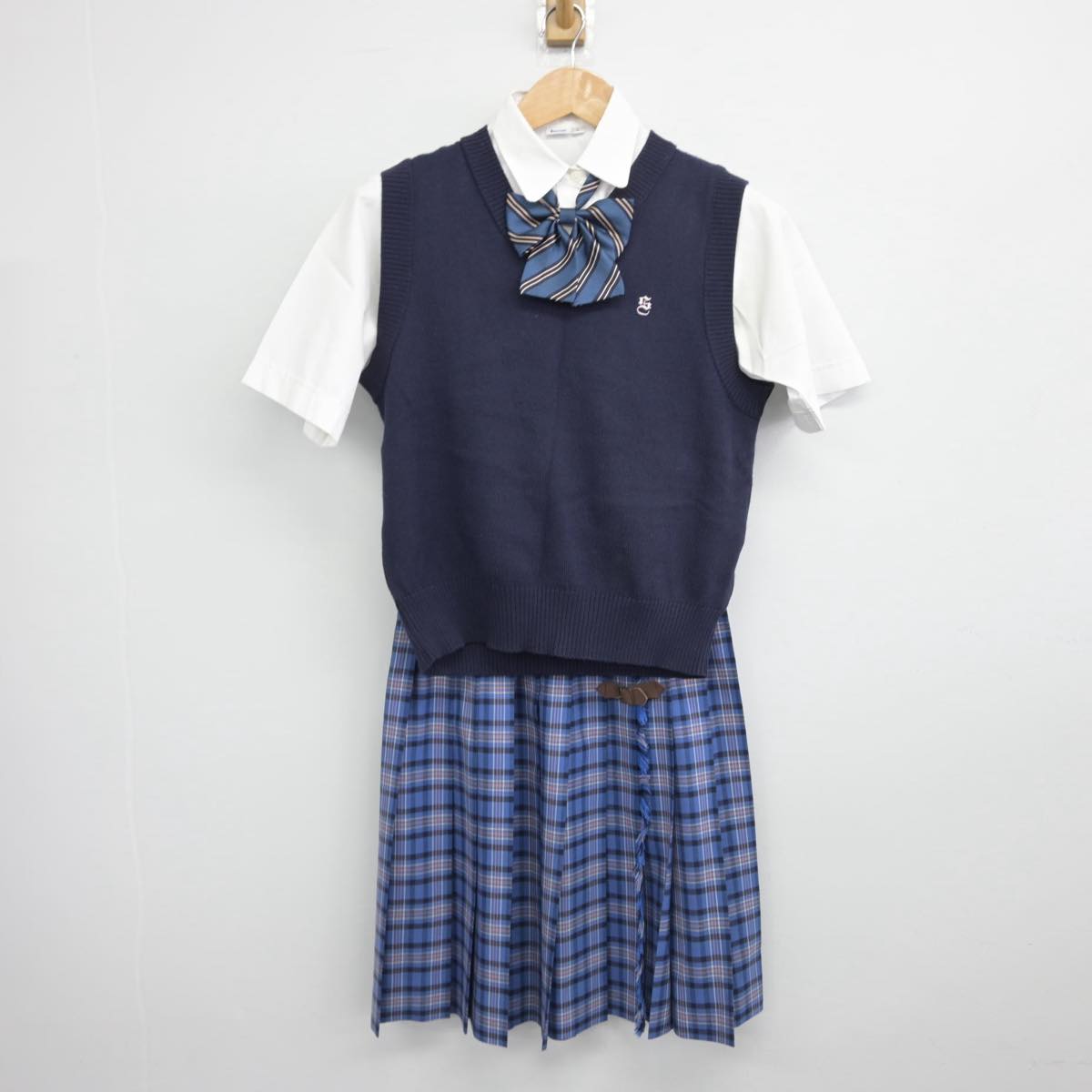 【中古】東京都 下北沢成徳高等学校 女子制服 4点（シャツ・ニットベスト・スカート）sf032357