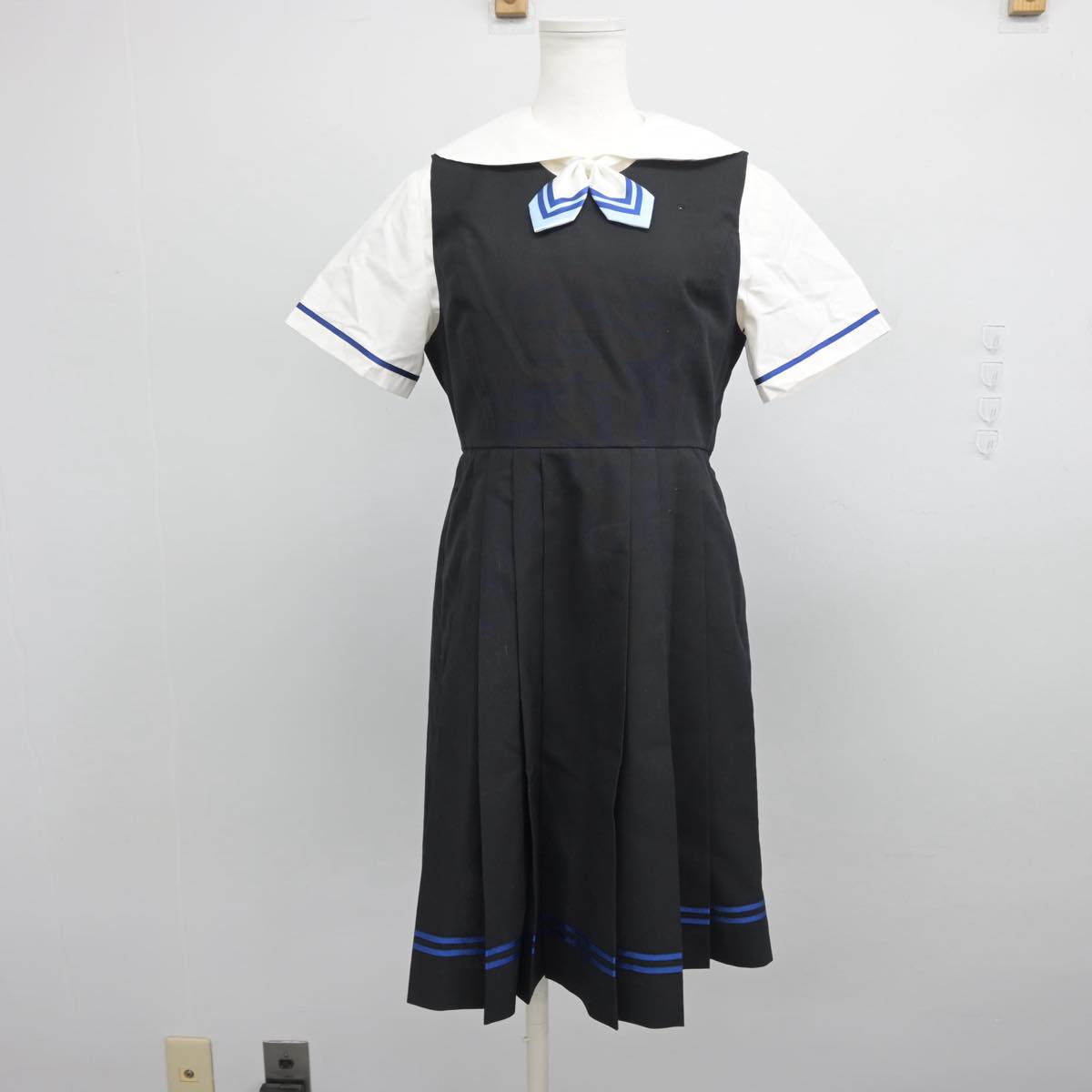 【中古】東京都 瀧野川女子学園高等学校 女子制服 2点（シャツ・ジャンパースカート）sf032359