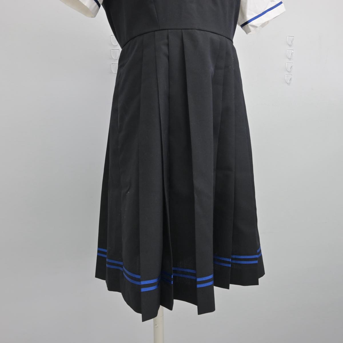 【中古】東京都 瀧野川女子学園高等学校 女子制服 2点（シャツ・ジャンパースカート）sf032359