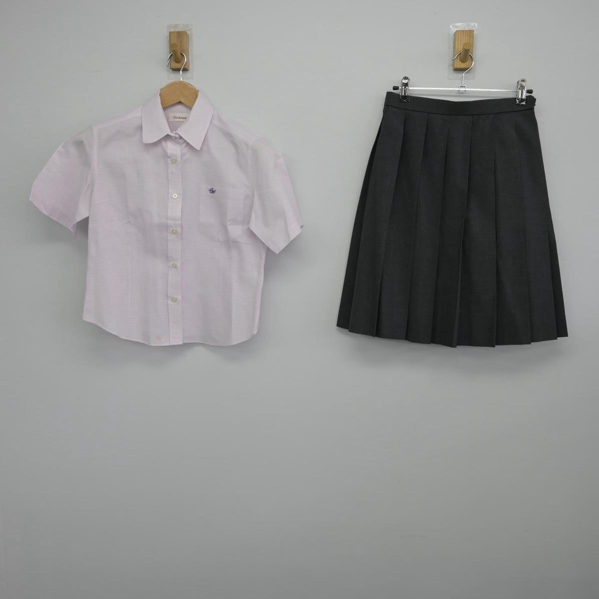 【中古】群馬県 群馬県立伊勢崎高等学校 女子制服 2点（シャツ・スカート）sf032384