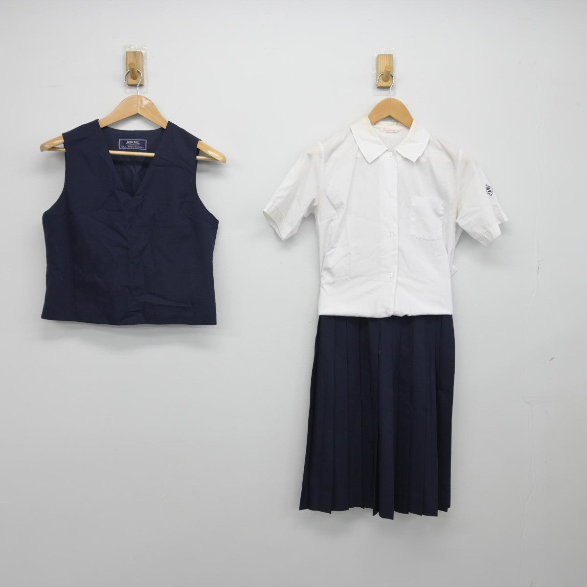 【中古】埼玉県 黒浜西中学校 女子制服 3点（シャツ・ベスト・スカート）sf033123